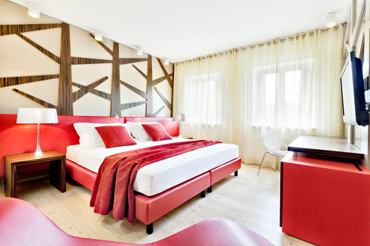Hotel Ai Cadelach Red White bedroom