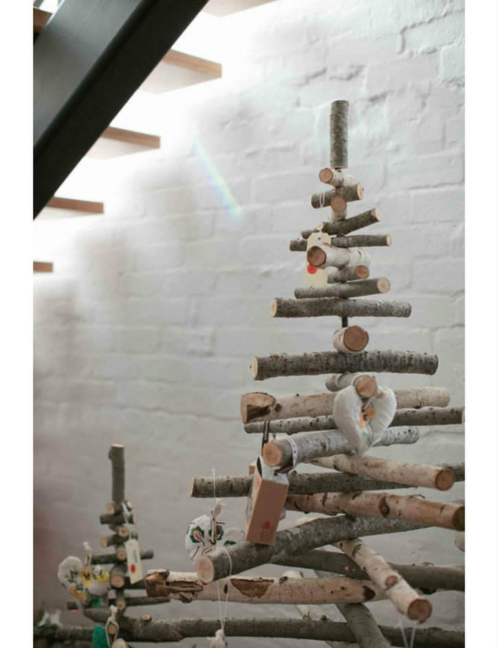 Complete your Christmas with these 9 Modern Christmas Tree Ideas➤Discover the season's newest designs and inspirations. Visit us at www.designbuildideas.eu #designbuildideas #homedecorideas #colorschemeideas @designbuildideas