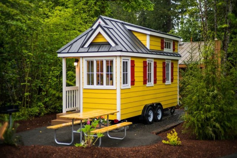 Tiny Vintage Houses With Stylish and Colorful Design to Inspire You ➤ Discover the season's newest designs and inspirations. Visit Design Build Ideas at www.designbuildideas.eu #designbuildideas #homedecorideas #colorschemeideas @designbuildidea