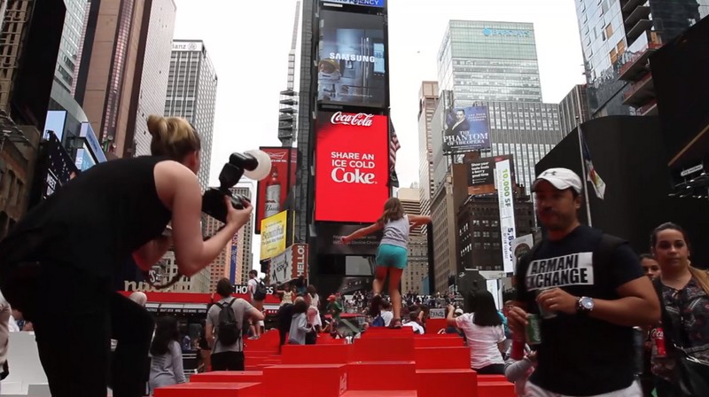 Coca-Cola 3D Robotic Billboard in Times Square Will Blow Your Mind ➤ Discover the season's newest design news and inspiration ideas. Visit Daily Design News and subscribe our newsletter! #dailydesignnews #designnews #CocaCola #DesignBuildIdeas