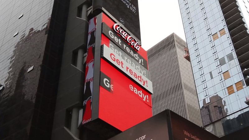 Coca-Cola 3D Robotic Billboard in Times Square is Pretty Awesome! ➤ Discover the season's newest designs and inspirations. Visit Design Build Ideas at www.designbuildideas.eu #designbuildideas #dailydesignnews #cocacola #designnews #designagenda @designbuildidea